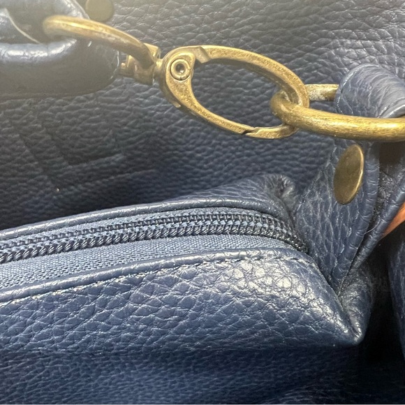 G.H. Bass & Co caramel vegan leather tote bag with navy blue crossbody strap - Picture 14 of 16